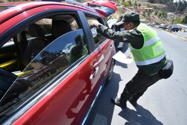 Policía realiza la inspección de para otorgar la autorización. Foto: APG.