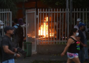 Así comenzó el incendio en predios de la Fiscalía. Foto: AFP.