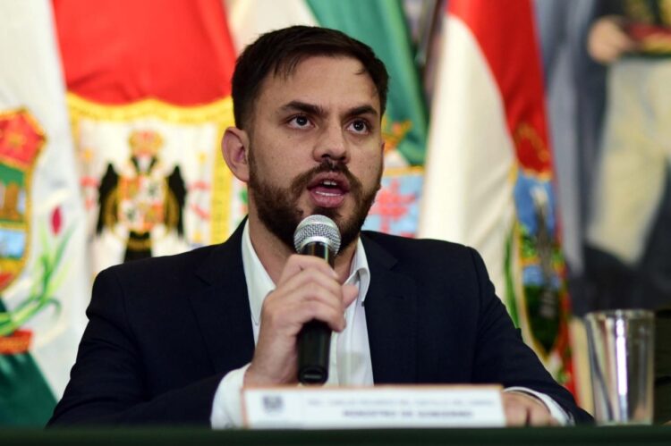 El ministro Del castillo durante una conferencia de prensa. Foto: Archivo La Razón.