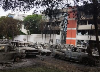 Al menos cinco inmuebles y una vivienda particular fueron quemados en Santa Cruz, por aprehensión de Camacho
