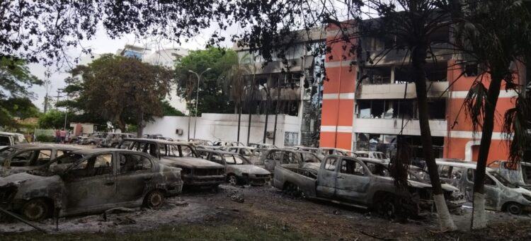 Al menos cinco inmuebles y una vivienda particular fueron quemados en Santa Cruz, por aprehensión de Camacho