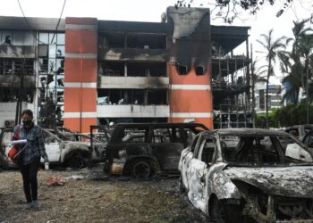 Así quedó una de las entidades públicas tras los disturbios. Foto: AFP.