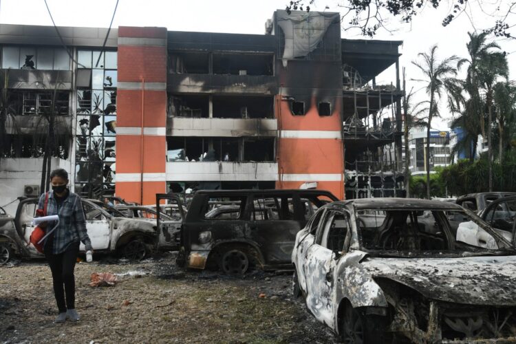Así quedó una de las entidades públicas tras los disturbios. Foto: AFP.