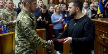 Zelenski firma una ley de medios criticada por la Unión de Periodistas.