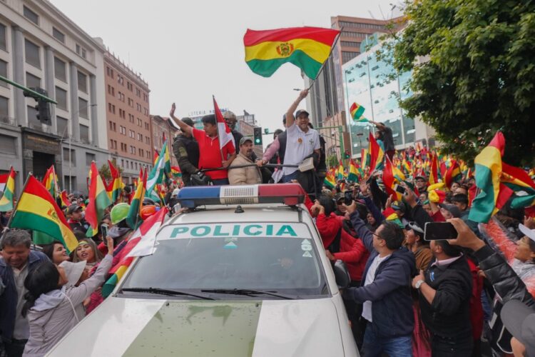 Camacho recorrió las calles paceñas a bordo de un carro policial. Foto: APG.