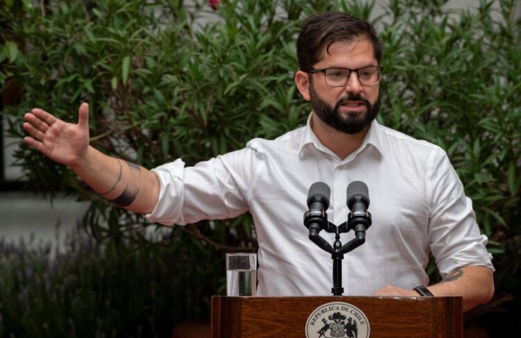 Boric indulta a doce condenados en el marco del estallido social de 2019.