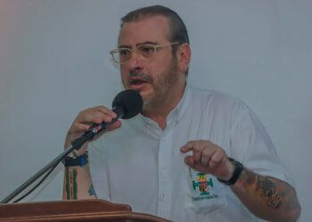 El líder cívico cruceño, Rómulo Calvo, en contacto con los medios. Foto: CPCS.