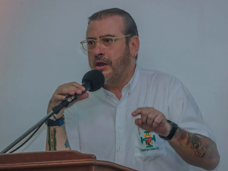 El líder cívico cruceño, Rómulo Calvo, en contacto con los medios. Foto: CPCS.