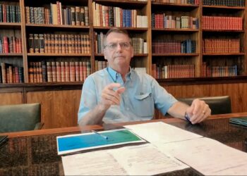 Bolsonaro deja Brasil rumbo a EEUU dos días antes de investidura de Lula.