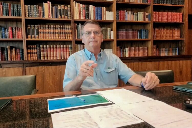 Bolsonaro deja Brasil rumbo a EEUU dos días antes de investidura de Lula.