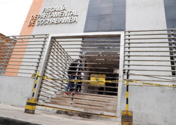 El frontis de la Fiscalía de Cochabamba presenta daños. Foto: APG.