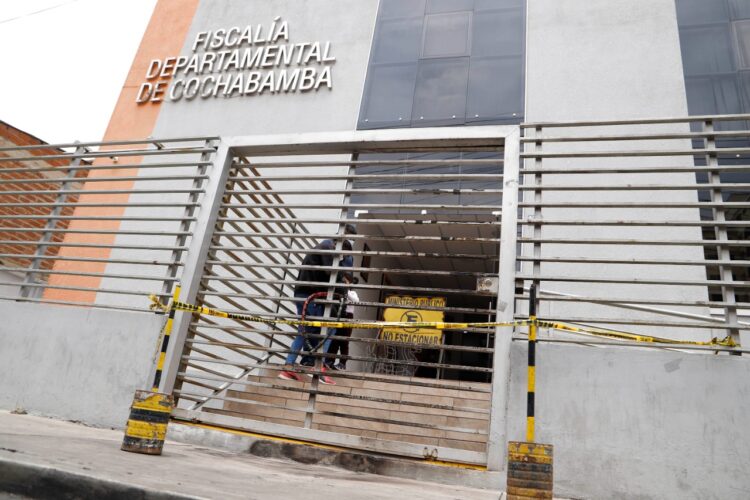 El frontis de la Fiscalía de Cochabamba presenta daños. Foto: APG.