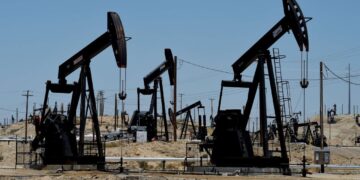 El petróleo cierra en alza un año turbulento.