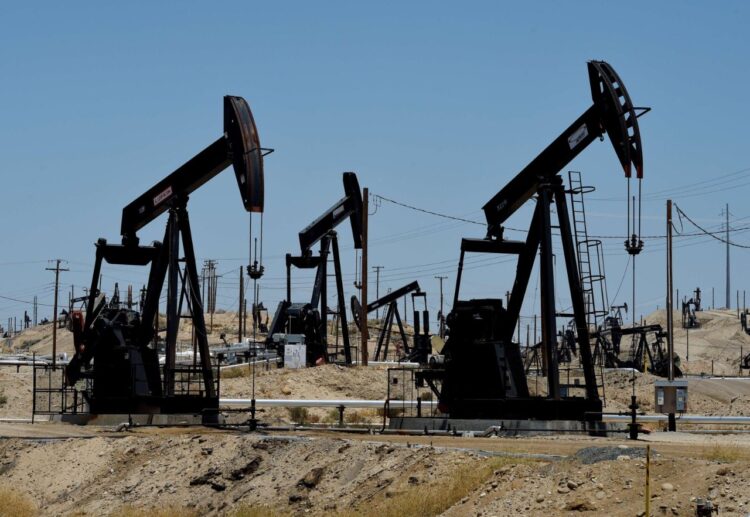 El petróleo cierra en alza un año turbulento.