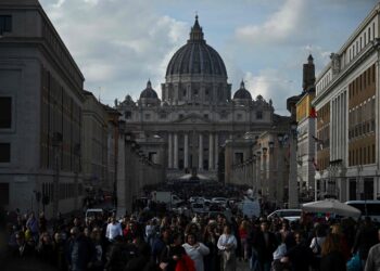 Tristeza en la plaza de San Pedro por la muerte de Benedicto XVI.
