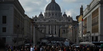Tristeza en la plaza de San Pedro por la muerte de Benedicto XVI.