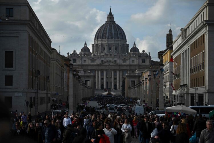 Tristeza en la plaza de San Pedro por la muerte de Benedicto XVI.