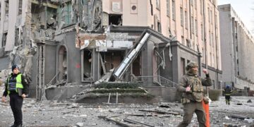 Un muerto y 20 heridos en Kiev por una nueva ola de ataques rusos.