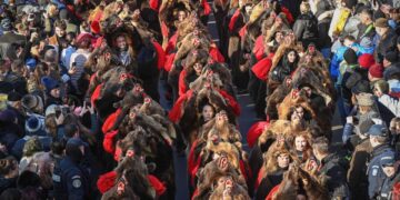 Desfile de osos se convierte en una nueva atracción turística de Rumanía.