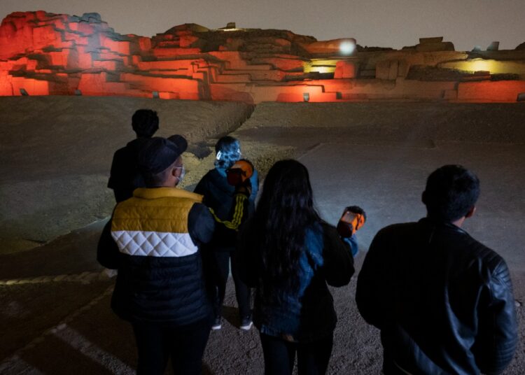 Peruanos aprenden sobre su milenaria historia en visitas nocturnas a pirámides