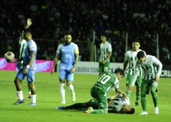 El clásico cruceño acaba 2-2; más discusiones que fútbol