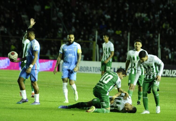 El clásico cruceño acaba 2-2; más discusiones que fútbol