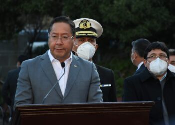 Presidente Luis Arce Catacora realiza el acto de homenaje por el Día de la Bandera Boliviana. Foto: Roberto Aranda APGNoticiasBo