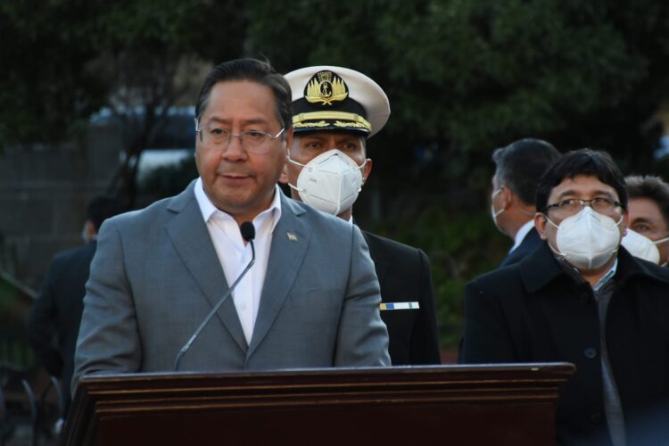Presidente Luis Arce Catacora realiza el acto de homenaje por el Día de la Bandera Boliviana. Foto: Roberto Aranda APGNoticiasBo