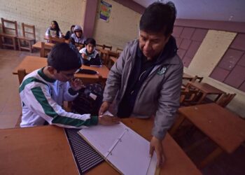 Estudiantes con discapacidad visual aprenden Braille. Foto: Archivo LR