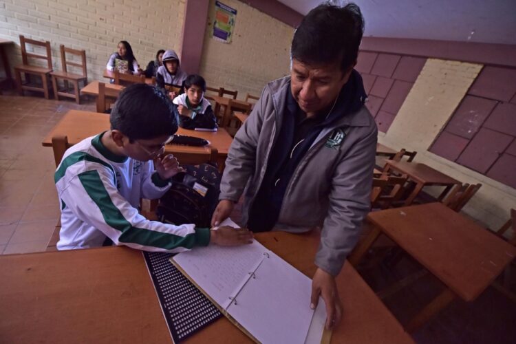 Estudiantes con discapacidad visual aprenden Braille. Foto: Archivo LR
