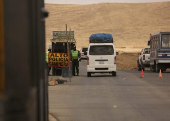 Un auto es inspeccionado en el carretera a Desaguadero. Foto: Archivo LR