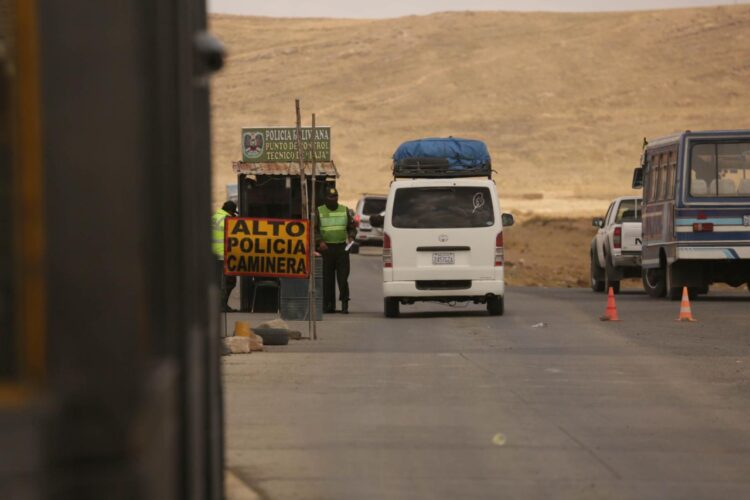 Un auto es inspeccionado en el carretera a Desaguadero. Foto: Archivo LR