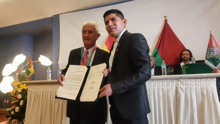 Cámara de Senadores distingue la carrera de Isaac Mollinedo