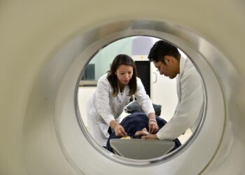 Profesionales atienden a un paciente con cáncer. Foto: Archivo LR