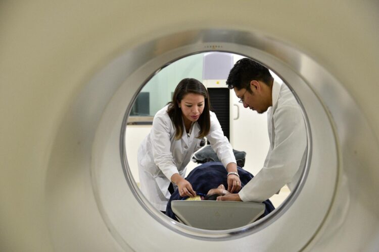 Profesionales atienden a un paciente con cáncer. Foto: Archivo LR
