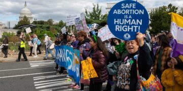 Miles de personas protestan en EEUU por el derecho al aborto antes de elecciones clave