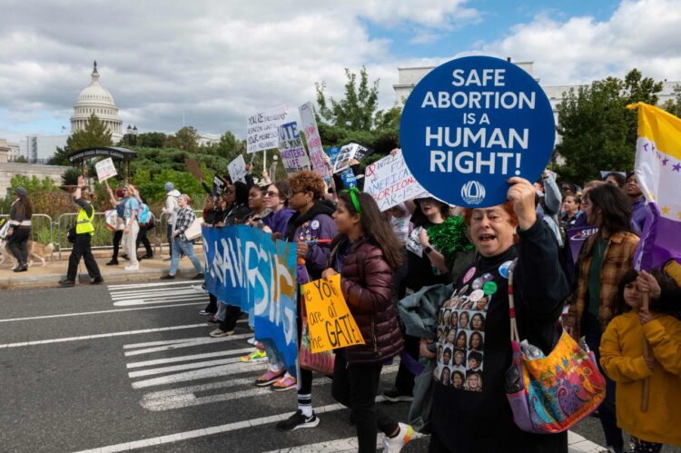 Miles de personas protestan en EEUU por el derecho al aborto antes de elecciones clave