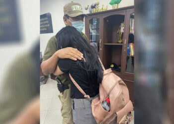 Víctima de abuso sexual agradece con un emotivo abrazo al policía que investigó su caso