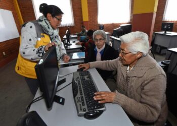 Bolivia, entre los seis países en el mundo que otorga una renta al 100% de su población adulta
