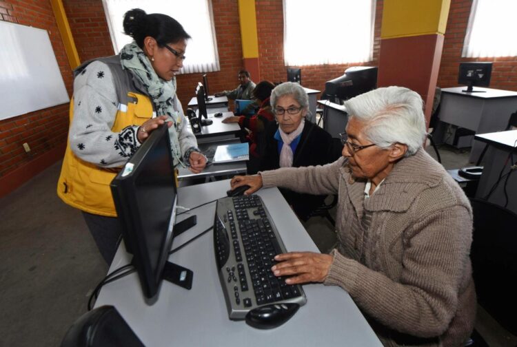 Bolivia, entre los seis países en el mundo que otorga una renta al 100% de su población adulta