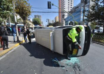 Accidente de tránsito, el minibús sufrió un vuelco de tonel. Foto: APG