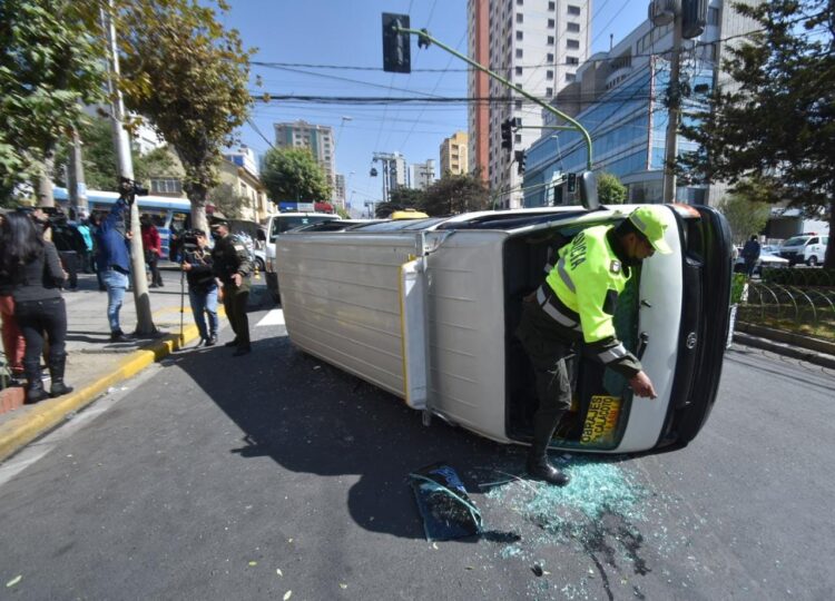 Accidente de tránsito, el minibús sufrió un vuelco de tonel. Foto: APG