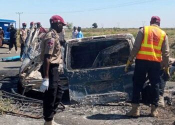 Al menos 37 personas han fallecido en Nigeria después de que dos autobuses y un vehículo particular se hayan chocado.