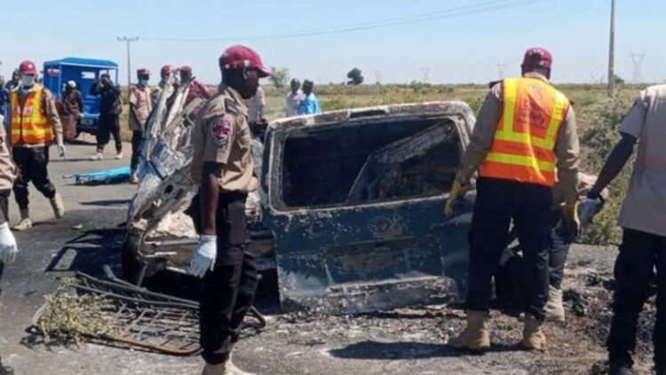 Al menos 37 personas han fallecido en Nigeria después de que dos autobuses y un vehículo particular se hayan chocado.