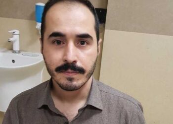 El activista iraní en huelga de hambre Hosein Ronaghi, hospitalizado el domingo, regresó a la cárcel este lunes. Foto: Twitter.