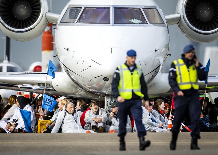 Al menos seis activistas de las organizaciones ecologistas Greenpeace y Extinction Rebellion fueron detenidos. Foto: AFP