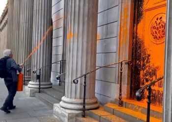 Activistas ecologistas pintan de naranja edificios emblemáticos de Londres