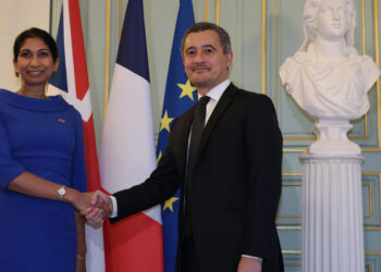 Los ministros del Interior francés, Gerald Darmanin, y británica, Suella Braverman, se estrechan la mano el 14 de noviembre de 2022 en París. Foto: AFP.