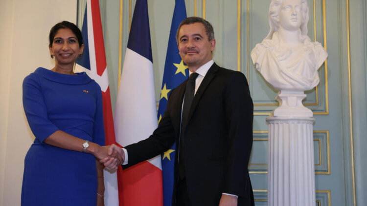 Los ministros del Interior francés, Gerald Darmanin, y británica, Suella Braverman, se estrechan la mano el 14 de noviembre de 2022 en París. Foto: AFP.