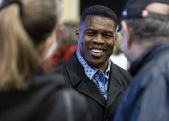 Una mujer afirma haber sido presionada a abortar por el candidato conservador al Senado, Herschel Walker, lo desafió a negar la acusación.